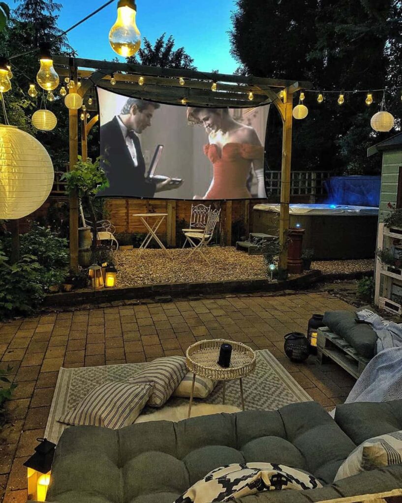 26 Exciting Backyard or Garden DIY Outdoor Movie Screen Ideas
