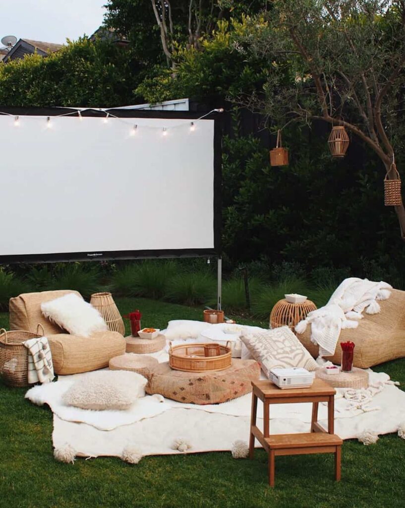 26 Exciting Backyard or Garden DIY Outdoor Movie Screen Ideas